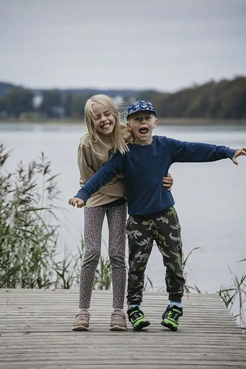 Sjov søskende foto udendørs